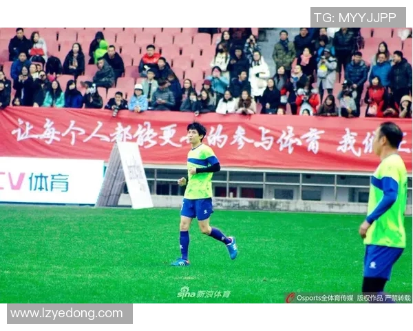 足球明星佩戴护膝的精彩瞬间展示与背后的故事解析