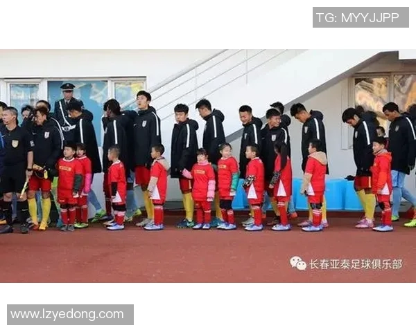 足球明星亲自为小球星签名传递梦想与激情的温暖时刻