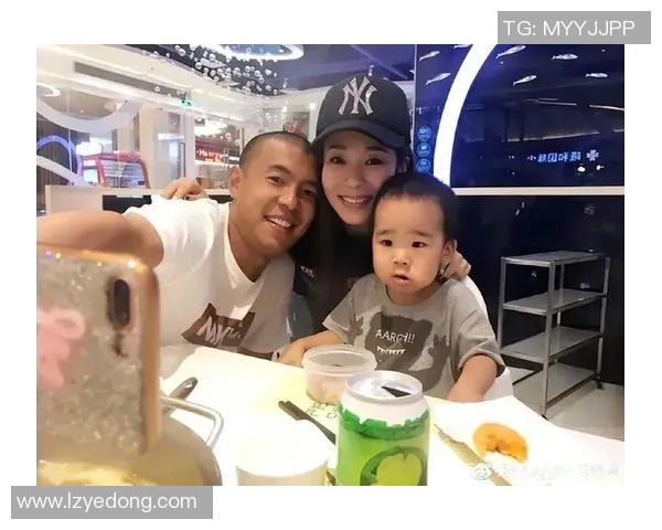 足球明星喜迎三胎女儿家庭幸福生活引发热议