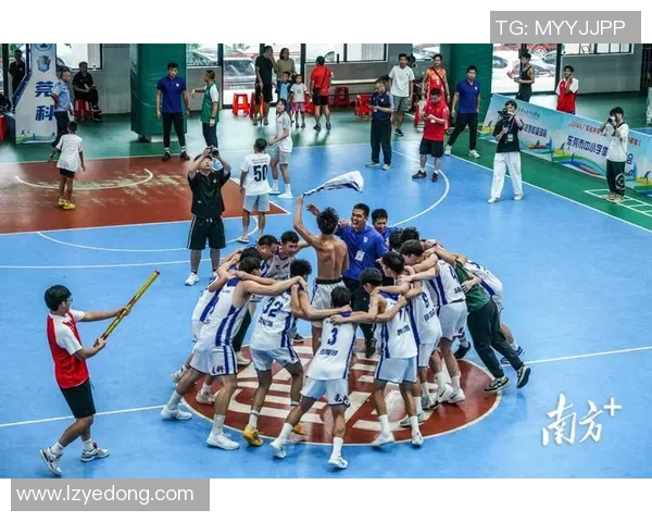 国际篮球明星与小粉丝的温馨互动瞬间展现运动精神与梦想追逐的美好画面